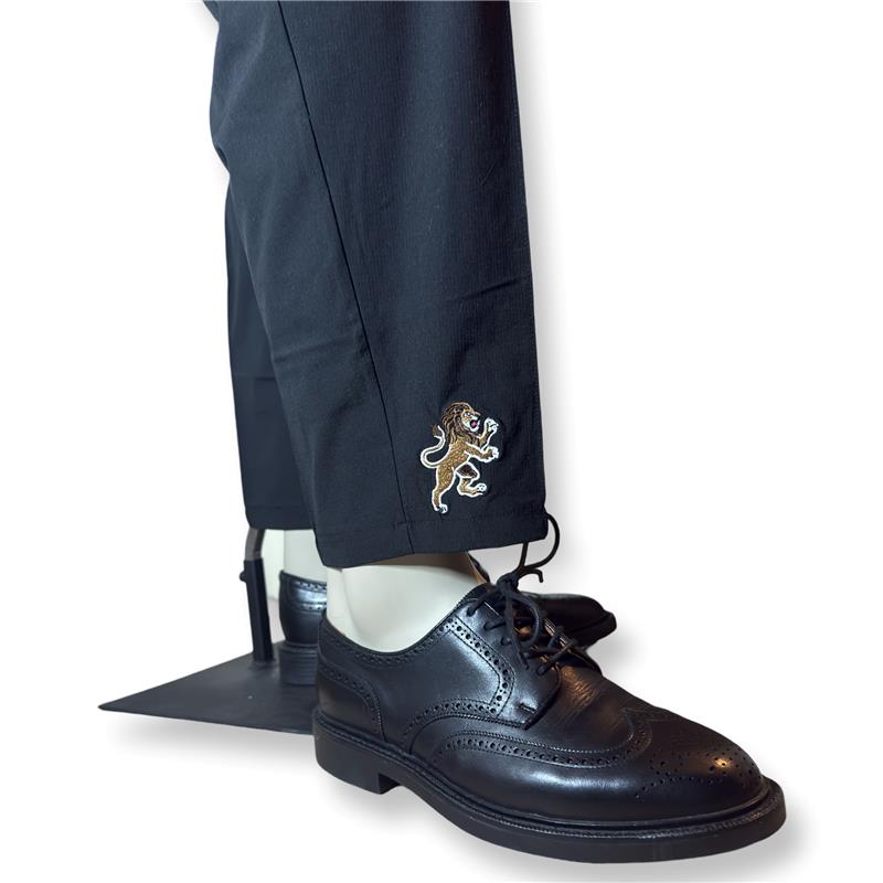 Lightweight cropped pants in Camouflage Green by Lion’s Tale Studios — modern fit, breathable nylon-spandex blend, bold lion emblem on the leg, branded buttons, unisex style for gym or smart casual wear. Lichtgewicht cropped broek in Camouflage Green van Lion’s Tale Studios — moderne pasvorm, ademende nylon-spandex mix, brullend leeuw-embleem op het been, merkknopen, uniseks stijl voor sport of casual chic.