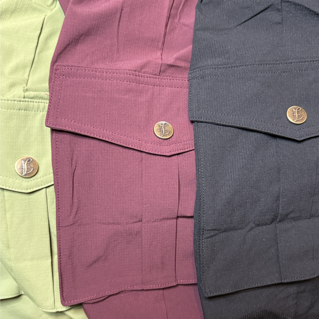 Lightweight cropped pants in Camouflage Green by Lion’s Tale Studios — modern fit, breathable nylon-spandex blend, bold lion emblem on the leg, branded buttons, unisex style for gym or smart casual wear. Lichtgewicht cropped broek in Camouflage Green van Lion’s Tale Studios — moderne pasvorm, ademende nylon-spandex mix, brullend leeuw-embleem op het been, merkknopen, uniseks stijl voor sport of casual chic.