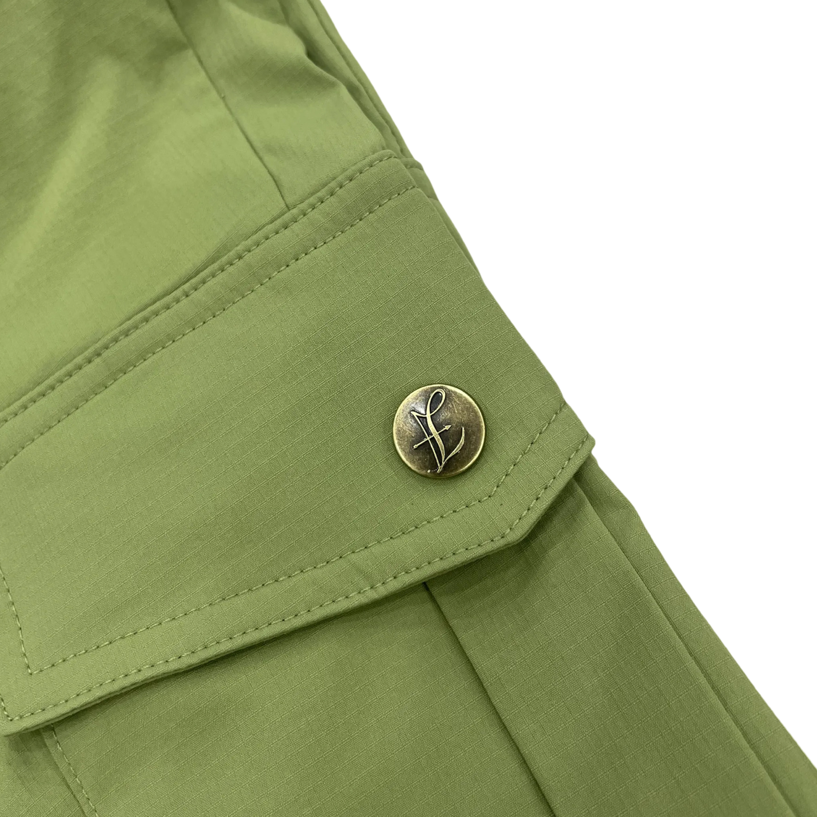 Lightweight cropped pants in Camouflage Green by Lion’s Tale Studios — modern fit, breathable nylon-spandex blend, bold lion emblem on the leg, branded buttons, unisex style for gym or smart casual wear. Lichtgewicht cropped broek in Camouflage Green van Lion’s Tale Studios — moderne pasvorm, ademende nylon-spandex mix, brullend leeuw-embleem op het been, merkknopen, uniseks stijl voor sport of casual chic.