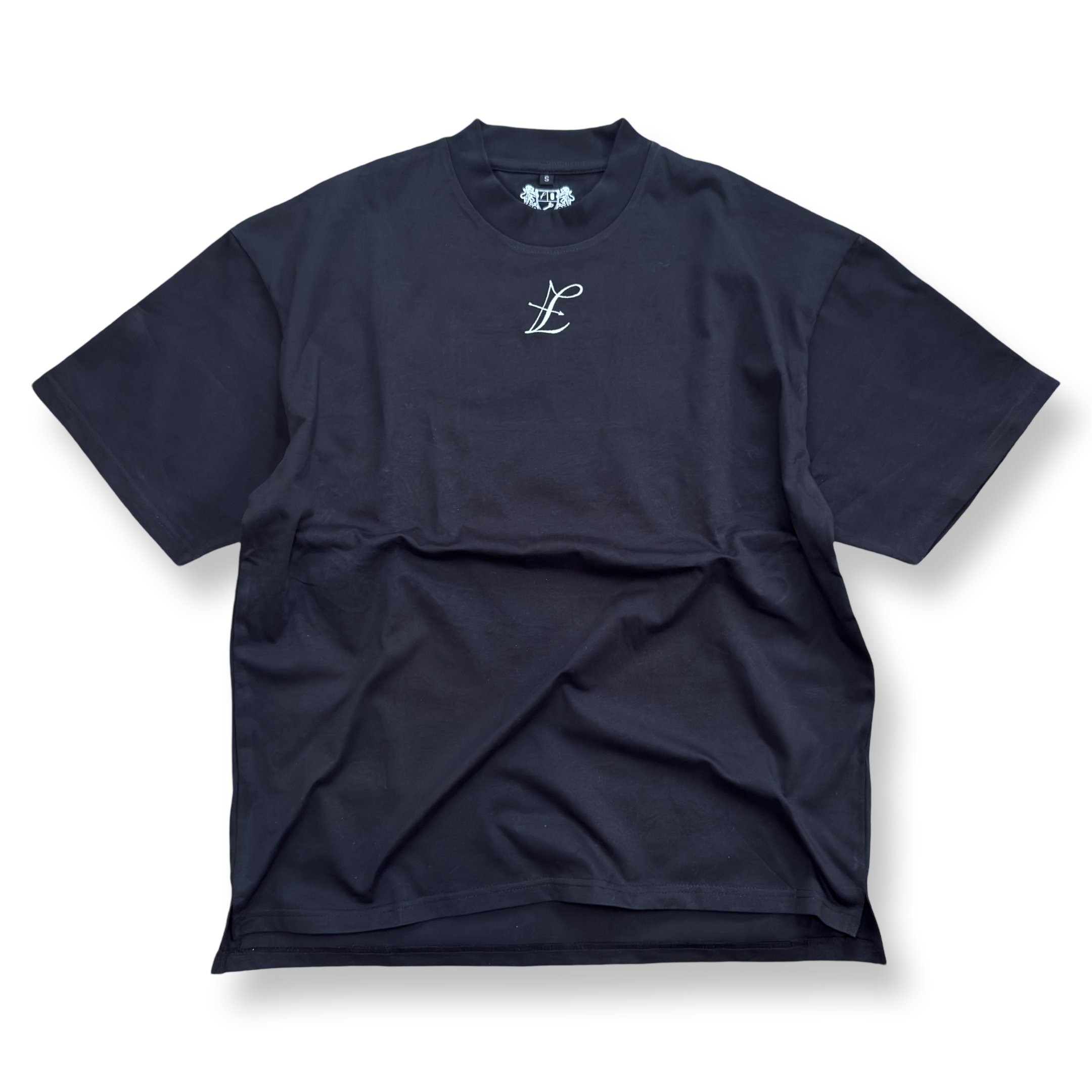 Unisex heavyweight cotton t-shirt from Lionâs Tale Studios DROP.001 â OG embroidered logo on the back, exclusive Luxe Archer L-initial on the front, 260gsm premium black cotton, relaxed boxy fit, designed by Jafeth Patawala. Uniseks t-shirt van Lionâs Tale Studios DROP.001 â geborduurd OG-logo op de rug, Luxe Archer L-initiaal op de borst, premium 260gsm katoen, relaxed boxy fit, ontworpen door Jafeth Patawala. samantha gottel patty jafeth patawala