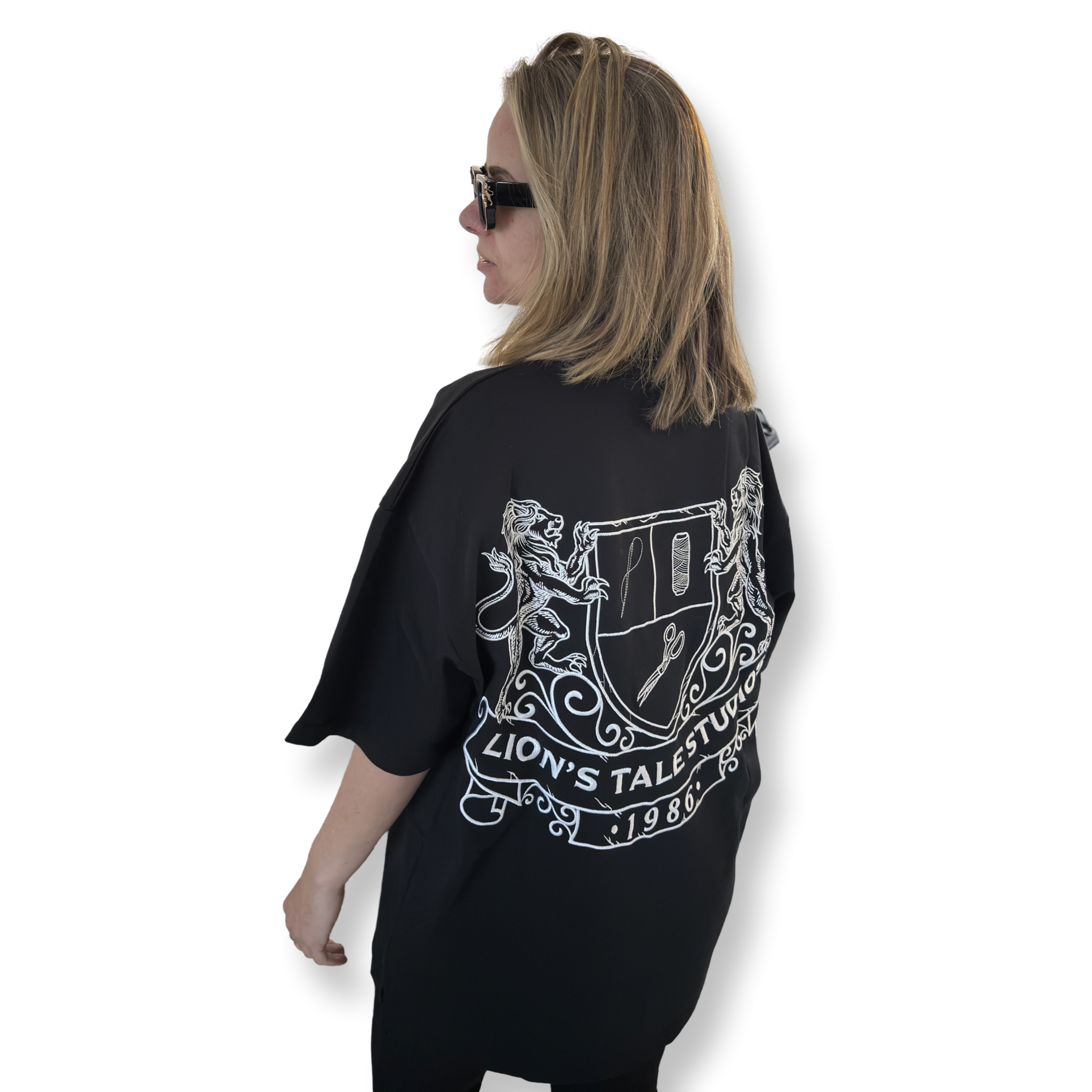 Unisex heavyweight cotton t-shirt from Lion’s Tale Studios DROP.001 — OG embroidered logo on the back, exclusive Luxe Archer L-initial on the front, 260gsm premium black cotton, relaxed boxy fit, designed by Jafeth Patawala. Uniseks t-shirt van Lion’s Tale Studios DROP.001 — geborduurd OG-logo op de rug, Luxe Archer L-initiaal op de borst, premium 260gsm katoen, relaxed boxy fit, ontworpen door Jafeth Patawala. samantha gottel patty jafeth patawala