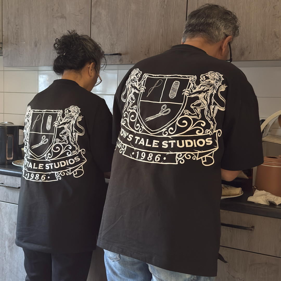 lion's tale studios lions tale studios family love kids 3 in total mom dad scarfs our story 1986 maxime mjpp patty patawala maluku mena muria 1 voor allen allen voor 1 liefde ons verhaal familie gezin ouders kinderen moeder vader broer zus opa oma