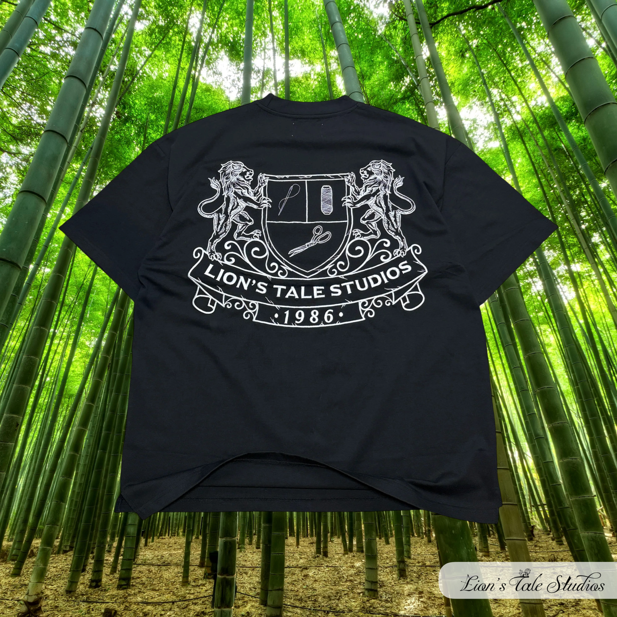 lts lion's tale studios t-shirt tee tees oversized boxy fit relaxed fit embroidered borduur embroidery black white simple clean 100% cotton lion leeuw logo patch 1986 dutch the netherlands street preppy vintage sporty sprezzatura heritage indonesian moluccan molukken indonesie molukkers bamboo T-shirt voor Vaderdag cadeau Luxe basic T-shirt heren Zwarte streetwear T-shirt T-shirt met betekenis