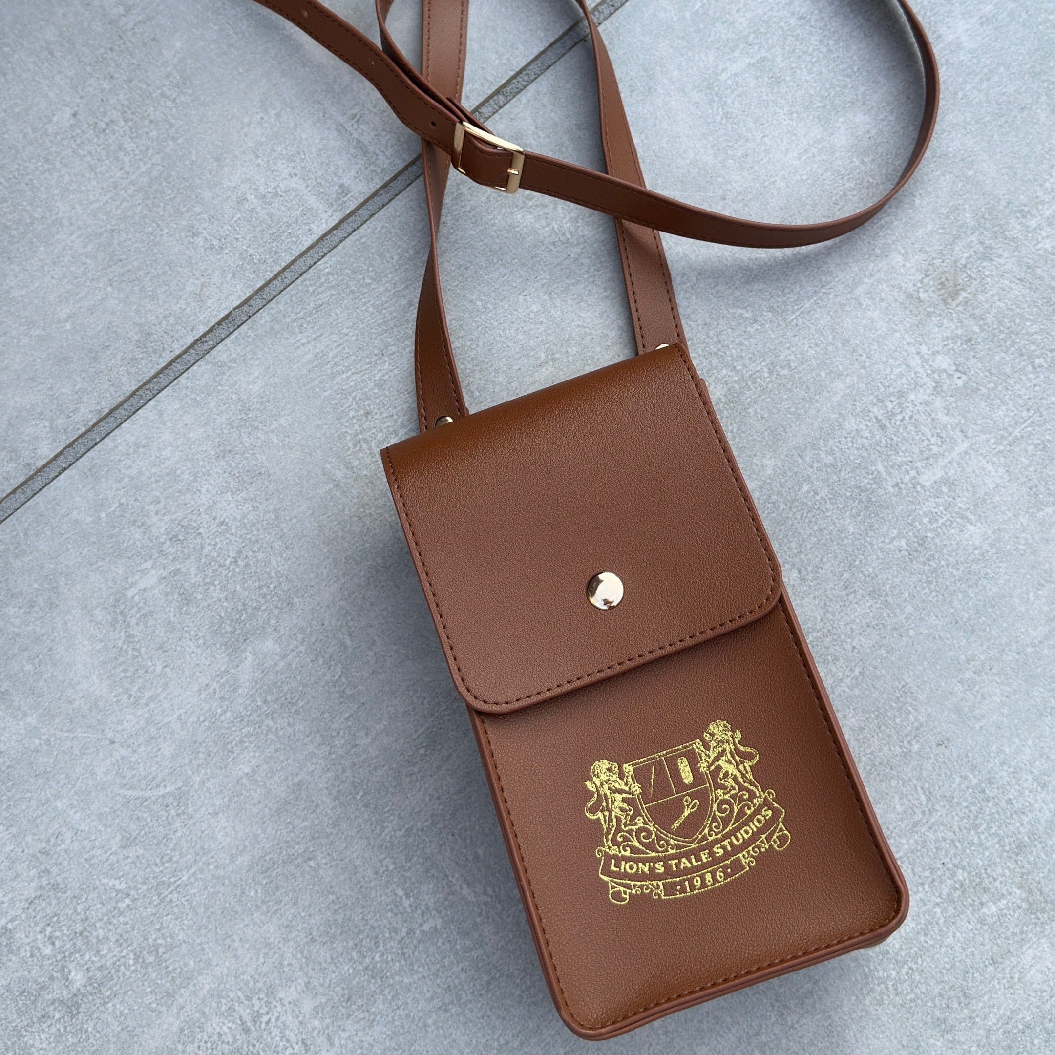 leertas leatherbag handcraftedbag dutchdesign slowfashion lerenaccessoires timelessstyle kwaliteitsleer everydaybag stijlvolereistas modetassen lion's lions tale studios brown gold mini bag