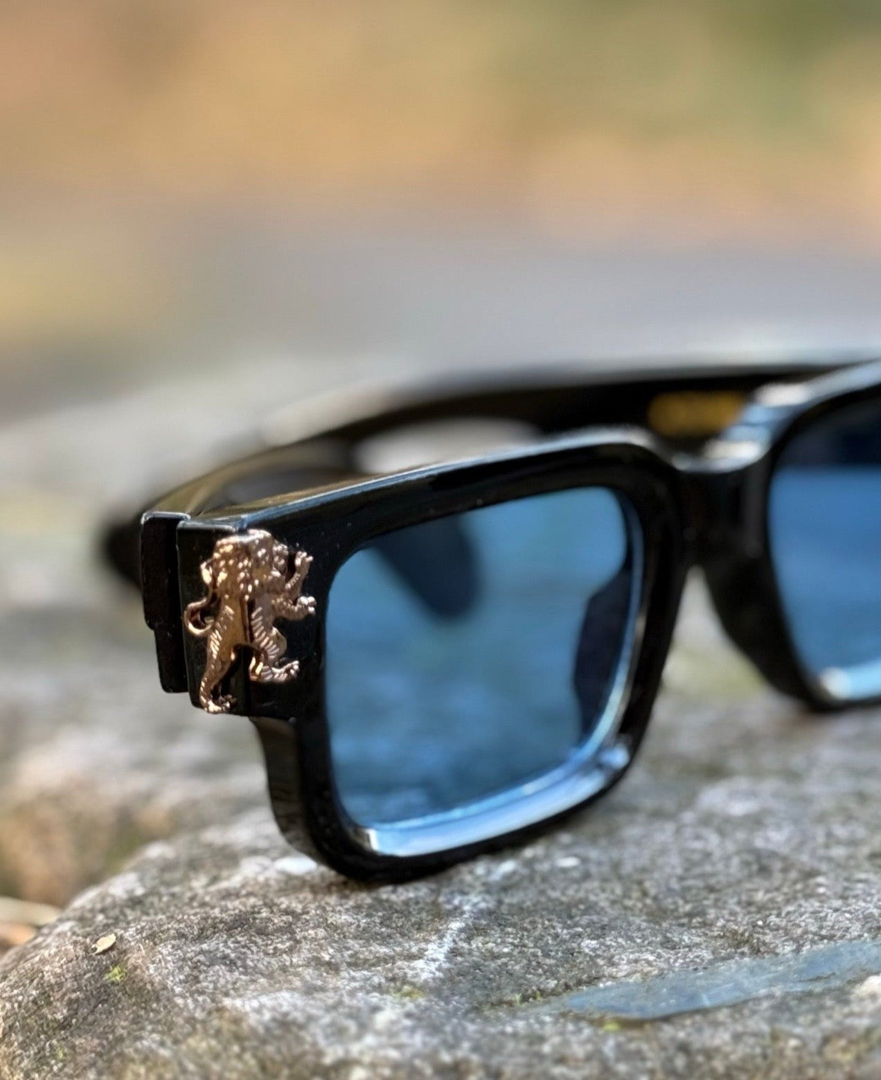 Midnight Glacier jet black light blue light brown blue lenses blauwe lenzen tea brown gitzwart theebruin eyewear zonnebrillen zonnebril shades bruin zwart lion's tale studios lts nederland holland mjpp eyewear piece festival must-have season seizoen zomer summer streetwear sunglasses mensfashion womensfashion urbanstyle summeressentials dutchbrand eyewearstyle fashionaccessories luxurystreetwear