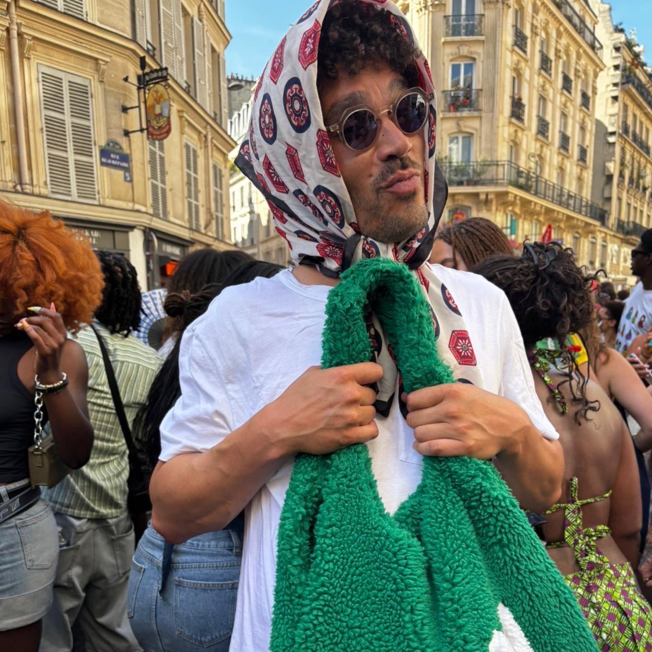 younes mracha paris france frankrijk parijs streets menswear FĂȘte De La Musique pure silk 100% zijden zijde sjaal streetwear luxury minimal timeless sustainable unisex oversized essentials heritage bold