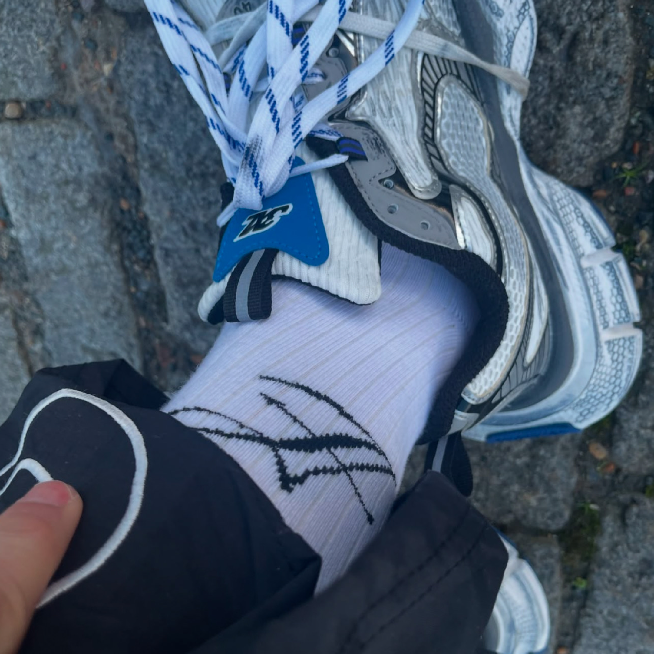 Luxury cotton crew socks by Lion’s Tale Studios — mid-calf fit, soft terry bottom for comfort and durability, available in 4 colorways with signature logo detailing: white, black, brown, and bordeaux. Luxe katoenen crew sokken van Lion’s Tale Studios — halfhoge pasvorm met zachte terry zool voor comfort en duurzaamheid, verkrijgbaar in 4 kleuren met kenmerkend logo: wit, zwart, bruin en bordeaux. Ruben LuckyFits.