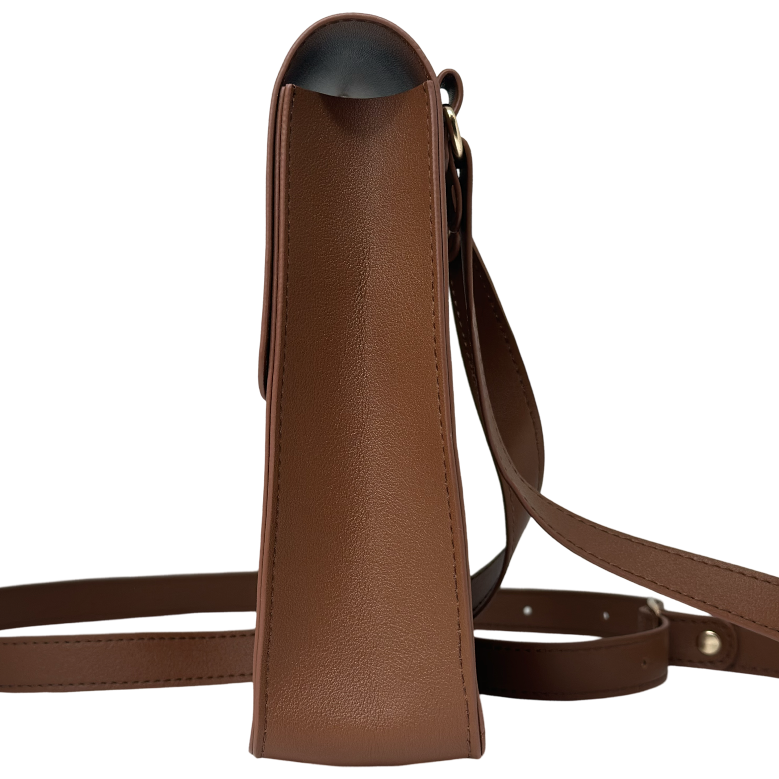 Compact luxury leather bag by Lion’s Tale Studios - genuine double-sided leather with OG LTS logo dustbag included. Elegant unisex design, available in two timeless shades. Worn by Ruben Lucky Viegas and Mustafizu Muhammed. Compacte luxe leren tas van Lion’s Tale Studios - echt dubbelzijdig leer met bijgeleverde stofzak met OG LTS-logo. Elegant uniseks ontwerp in twee tijdloze kleuren.