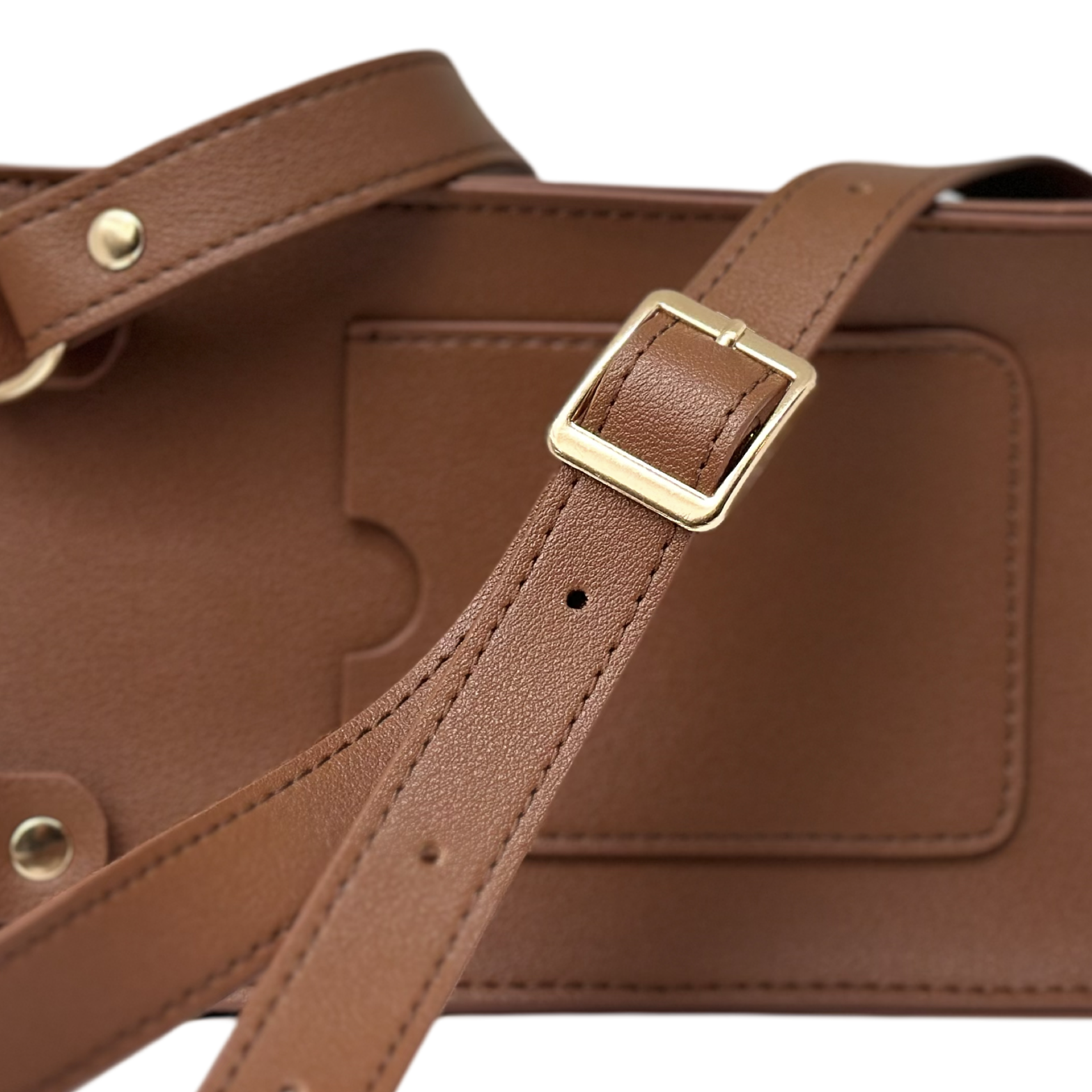 Compact luxury leather bag by Lion’s Tale Studios - genuine double-sided leather with OG LTS logo dustbag included. Elegant unisex design, available in two timeless shades. Worn by Ruben Lucky Viegas and Mustafizu Muhammed. Compacte luxe leren tas van Lion’s Tale Studios - echt dubbelzijdig leer met bijgeleverde stofzak met OG LTS-logo. Elegant uniseks ontwerp in twee tijdloze kleuren.