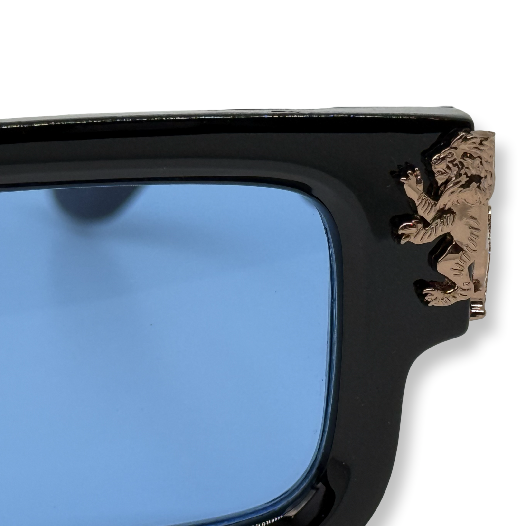 Roaring Lion’s Eyewear by Lion’s Tale Studios - unisex sunglasses available in Jet Black/Light Blue, Jet Black/Tea Brown, and Light Brown/Light Blue. Premium frame with case, dust bag, and cleaning cloth included. Worn by models such as Masami Leimena, Sjaak, Andy van der Meijde, and Royston Drenthe. Inspired by the spirit of ‘Singa Yang Mengaum’ - the Roaring Lion. Roaring Lion’s Eyewear van Lion’s Tale Studios - uniseks zonnebrillen