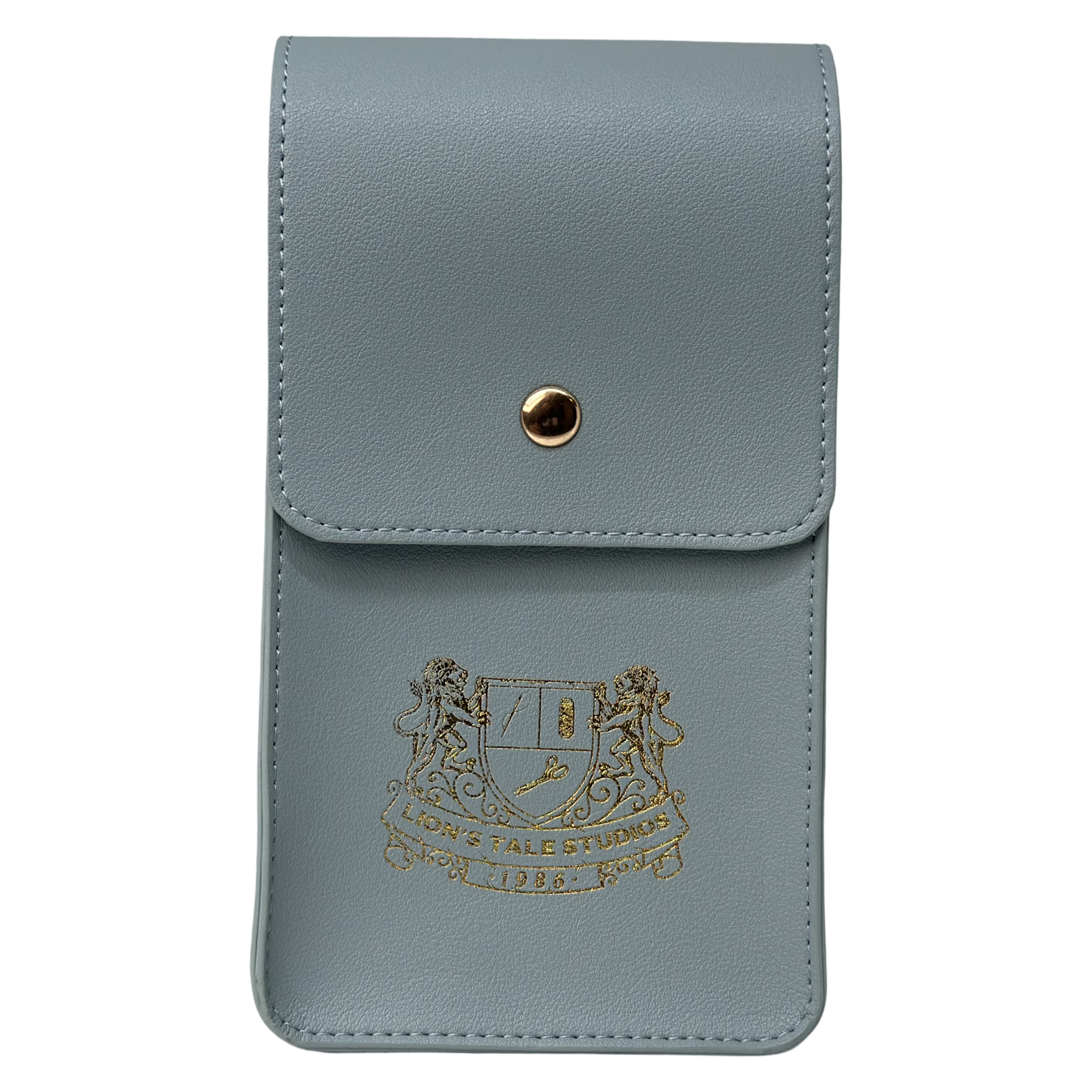 Compact luxury leather bag by Lion’s Tale Studios - genuine double-sided leather with OG LTS logo dustbag included. Elegant unisex design, available in two timeless shades. Worn by Ruben Lucky Viegas and Mustafizu Muhammed. Compacte luxe leren tas van Lion’s Tale Studios - echt dubbelzijdig leer met bijgeleverde stofzak met OG LTS-logo. Elegant uniseks ontwerp in twee tijdloze kleuren.