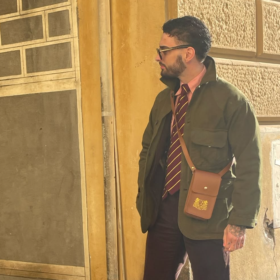 Compact luxury leather bag by Lion’s Tale Studios - genuine double-sided leather with OG LTS logo dustbag included. Elegant unisex design, available in two timeless shades. Worn by Ruben Lucky Viegas and Mustafizu Muhammed. Compacte luxe leren tas van Lion’s Tale Studios - echt dubbelzijdig leer met bijgeleverde stofzak met OG LTS-logo. Elegant uniseks ontwerp in twee tijdloze kleuren.