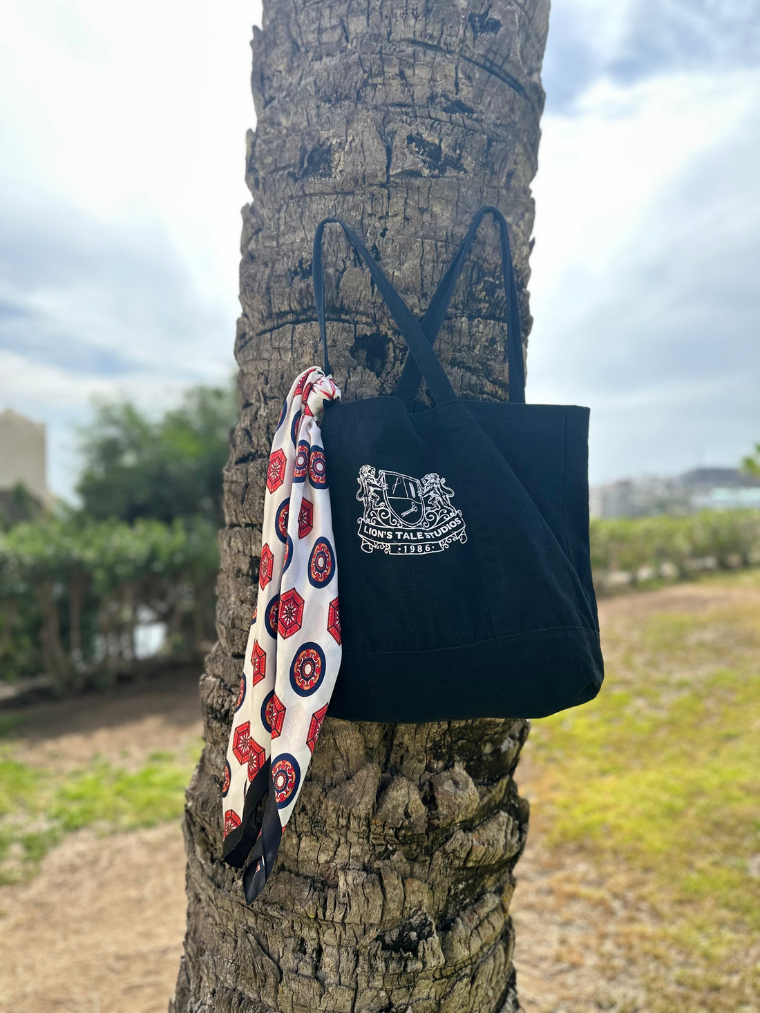 tote lts lion's tale studios embroidered borduur embroidery black white simple clean 100% cotton lion leeuw logo patch 1986 dutch the netherlands street preppy vintage sporty sprezzatura heritage indonesian moluccan molukken indonesie molukkers