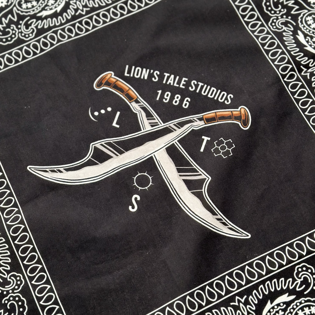 cotton scarf paisley indonesian indo indonesie batik maluku moluks molukken dutch lion's tale studios sjaal katoen black white zwart wit lts warrior logo parang the netherlands