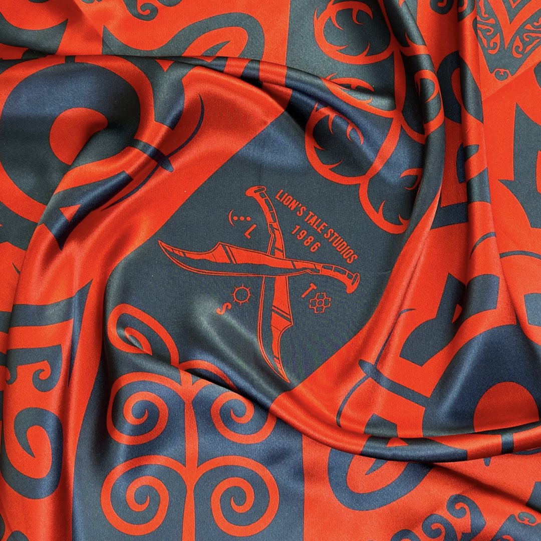 close up zijde sjaal indonesisch indo indonesie maluku moluks molukken nederlands lion's tale studios oxford diep blauw bordeaux lts warrior logo parang nederland ontwerp tiga jafeth patawala voorouder symbolen symbool artefact 