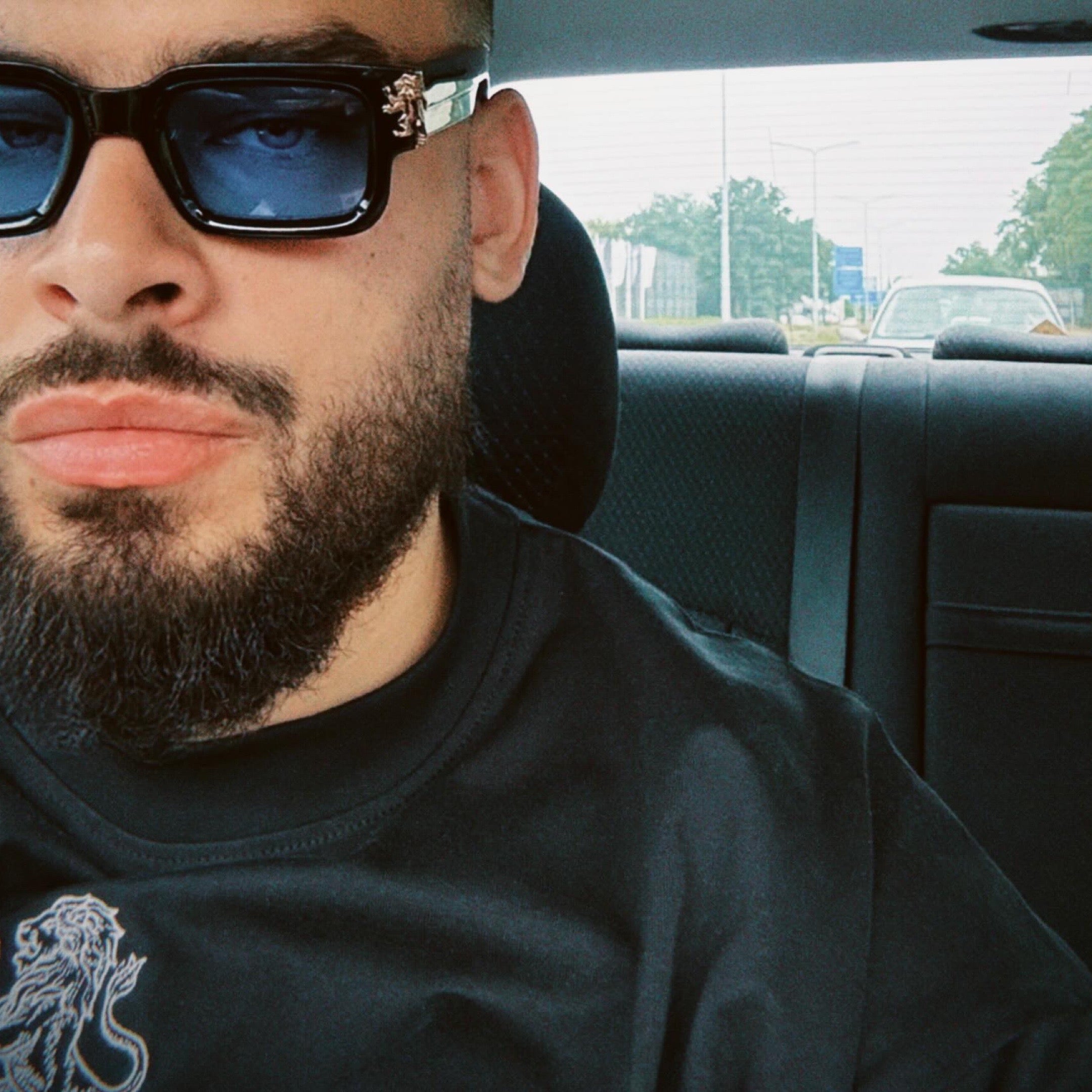 lion's tale studios x shadi artiest artist almelo collab style menswear midnight glacier zonnebril eyewear tee tshirt car rapper r&b 3voor12 Shadi El Feki 