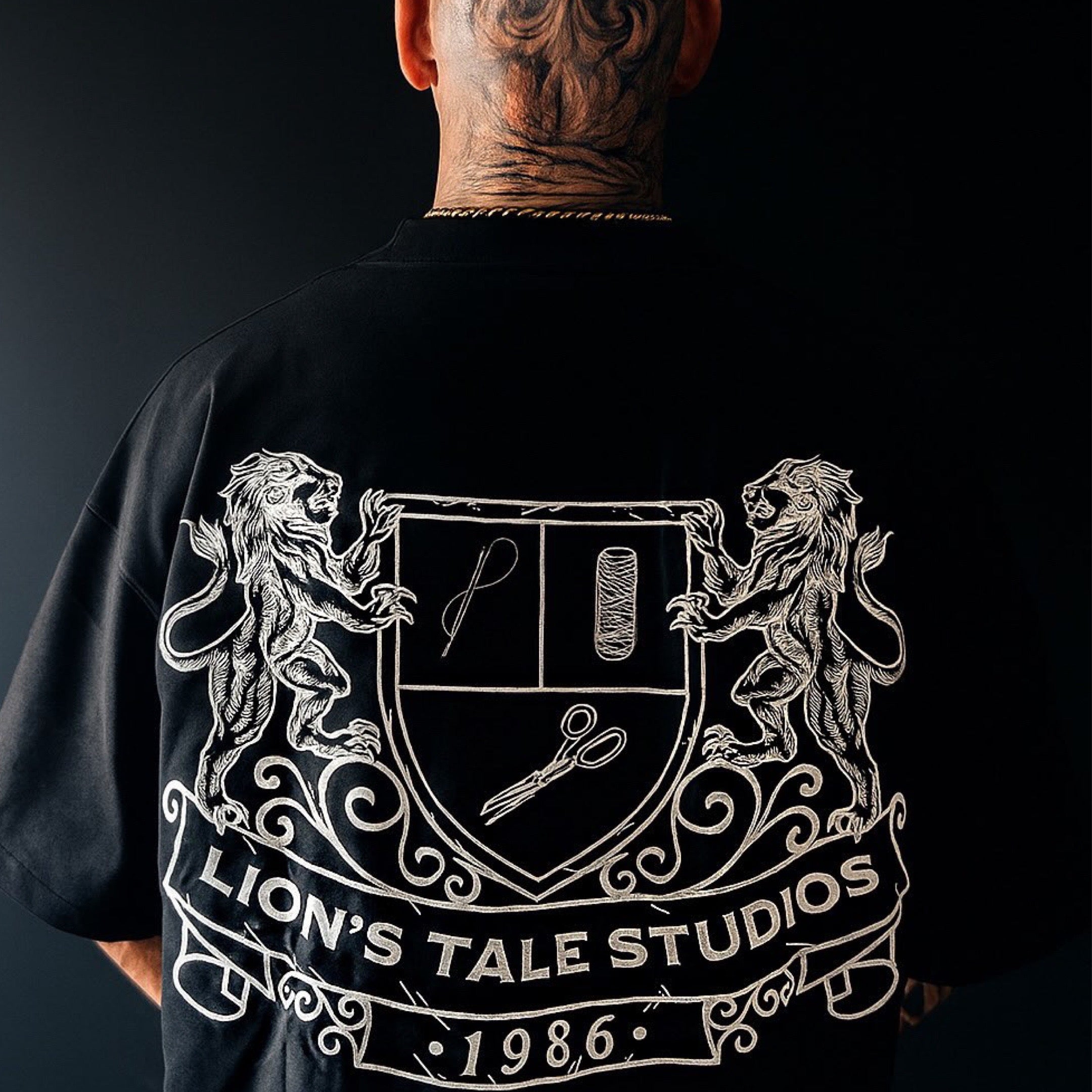 lts lion's tale studios t-shirt tee tees oversized boxy fit relaxed fit embroidered borduur embroidery black white simple clean 100% cotton lion leeuw logo patch 1986 dutch the netherlands street preppy vintage sporty sprezzatura heritage indonesian moluccan molukken indonesie molukkers henn